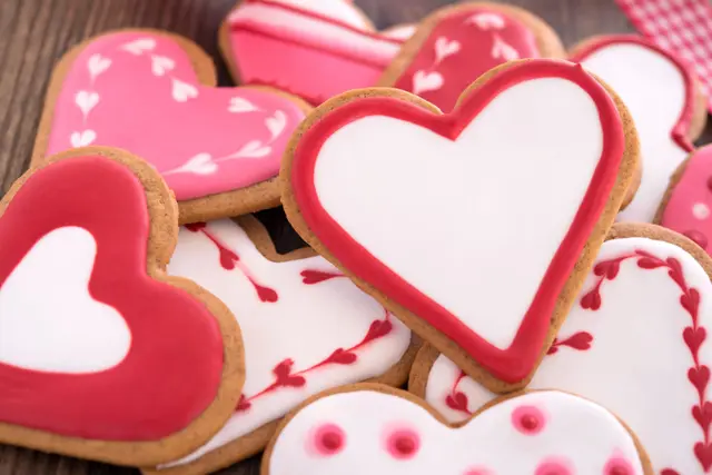 Biscuits au gingembre en forme de cœur pour la Saint Valentin
