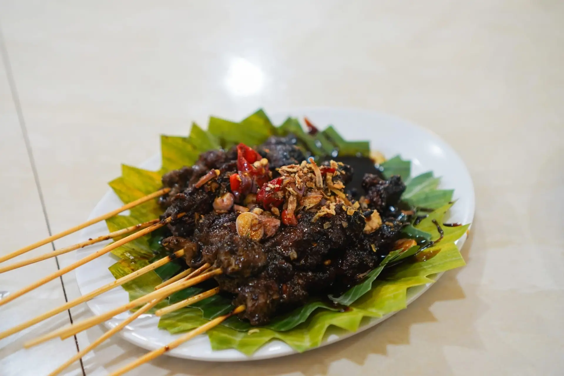 Sate maranggi plat traditionnel indonésien