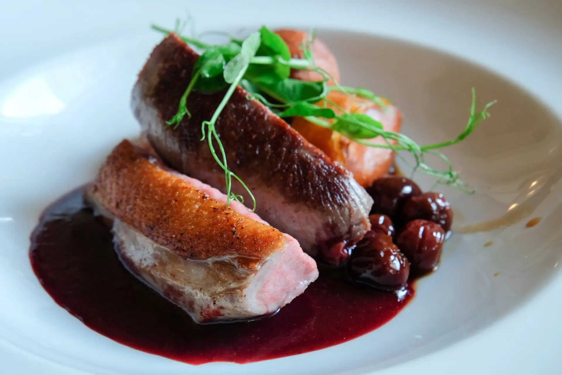 Magret de canard rôti sauce aux cerises douces