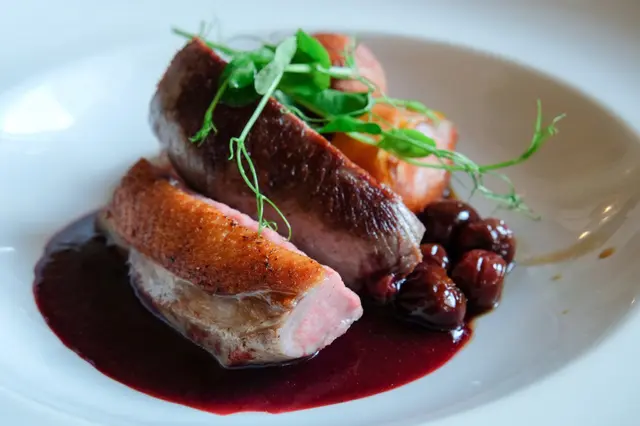 Magret de canard rôti sauce aux cerises douces