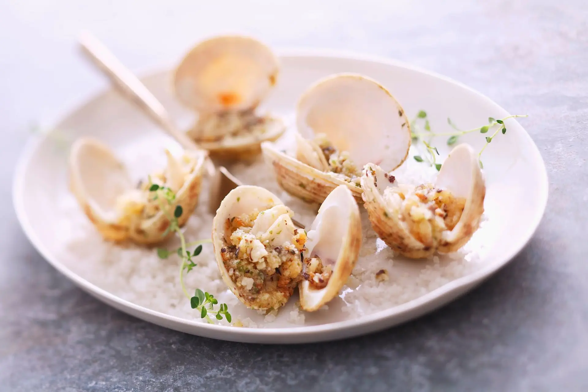 Praires gratinées aux noisettes et herbes fraîches