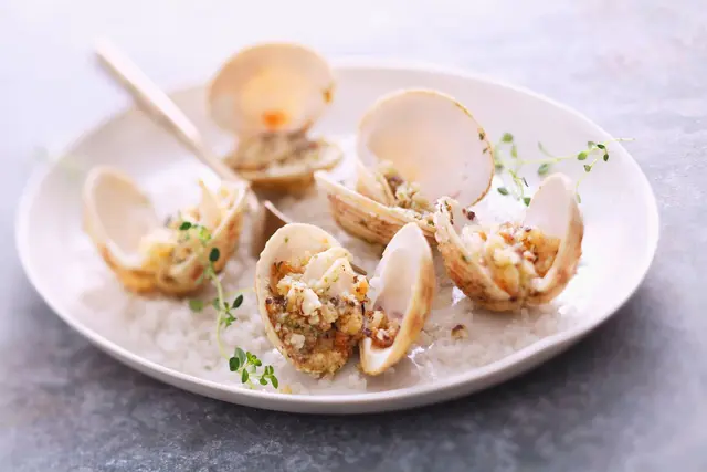 Praires gratinées aux noisettes et herbes fraîches