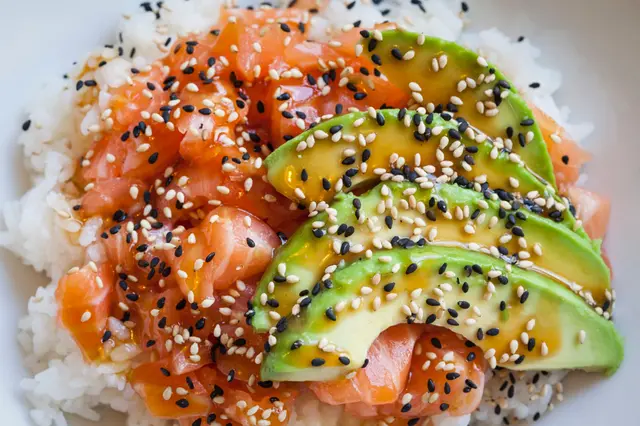 Chirashi au tartare de saumon et avocat