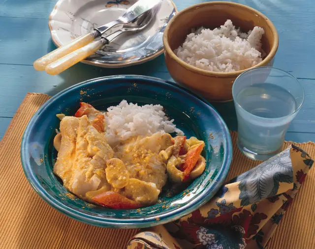 Perche rouge pochée avec légumes au curry et riz