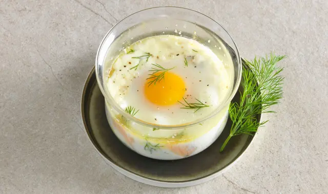 Oeuf cocotte au saumon fumé et crème fraîche