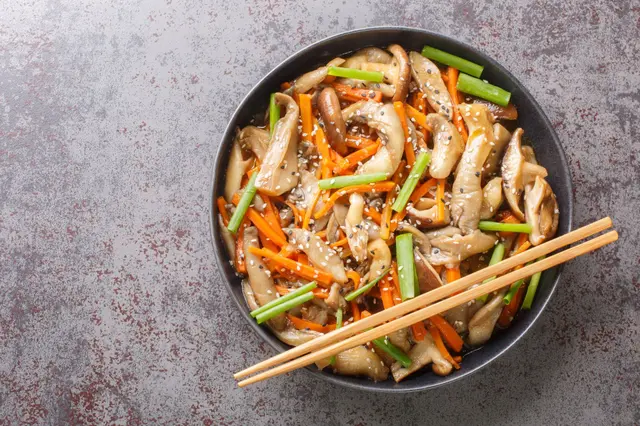 Poêlée de pleurotes et shiitakés aux légumes croquants, sauce épicée