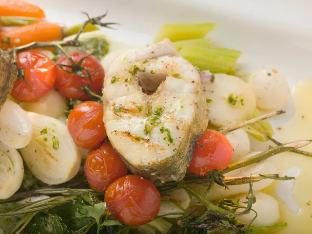 Pavé de bar grillé sur lit de légumes rôtis