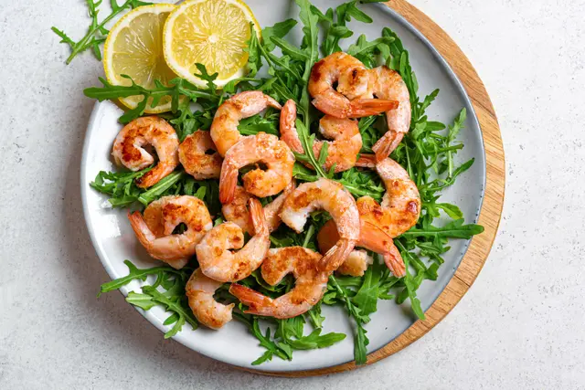 Crevettes grillées et salade de roquette