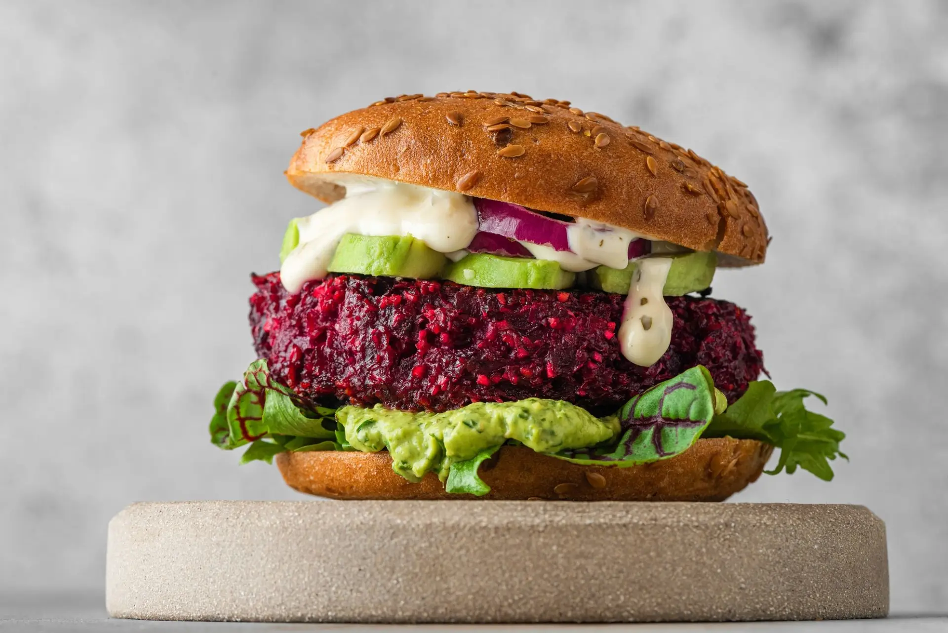 Burger végétalien avec escalope de betterave, avocat et mayonnaise végétalienne
