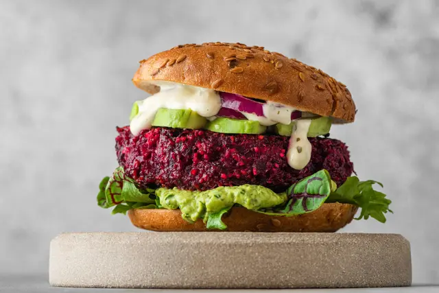 Burger végétalien avec escalope de betterave, avocat et mayonnaise végétalienne