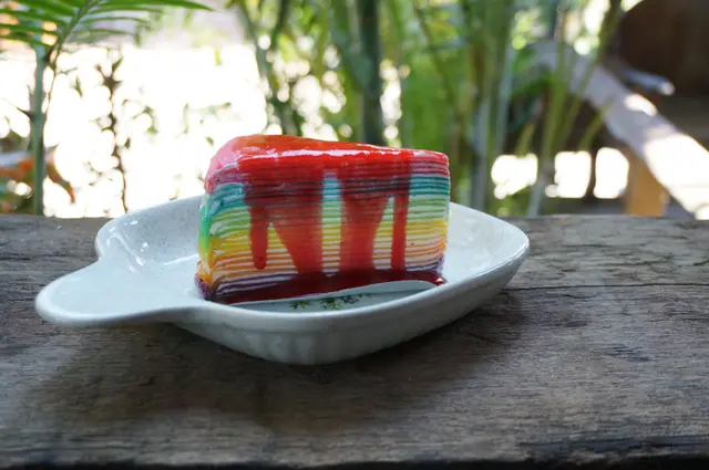 Gâteau de crêpe couche arc-en-ciel