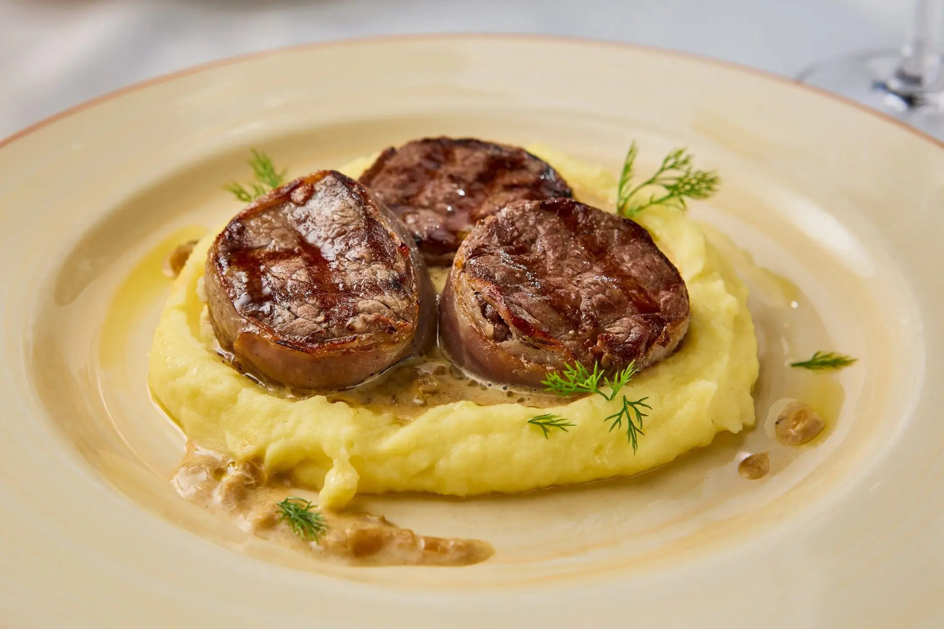 Médaillons de veau sur purée de pommes de terre crémeuse