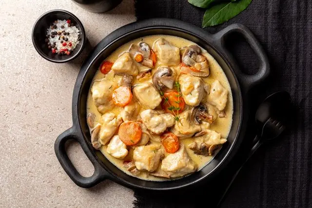 Blanquette de poulet à l'ancienne avec du riz