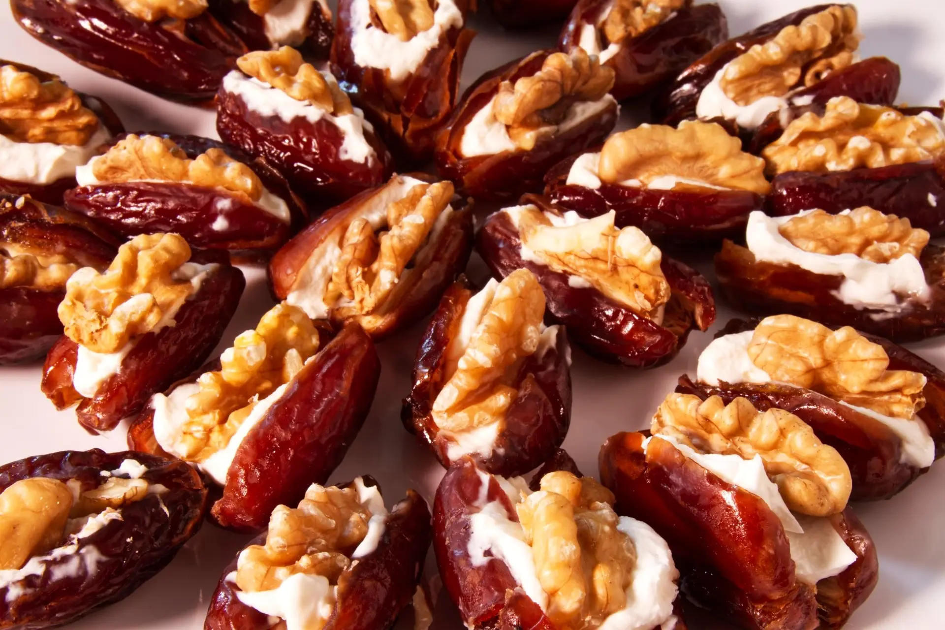 Dattes fraîches farcies de mascarpone et de noix