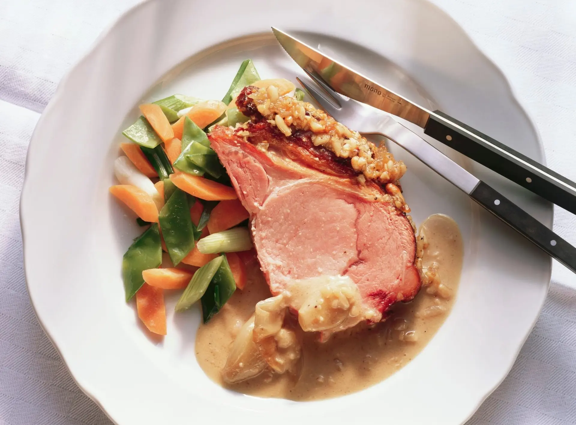 Rôti de porc en croûte aigre-douce et légumes