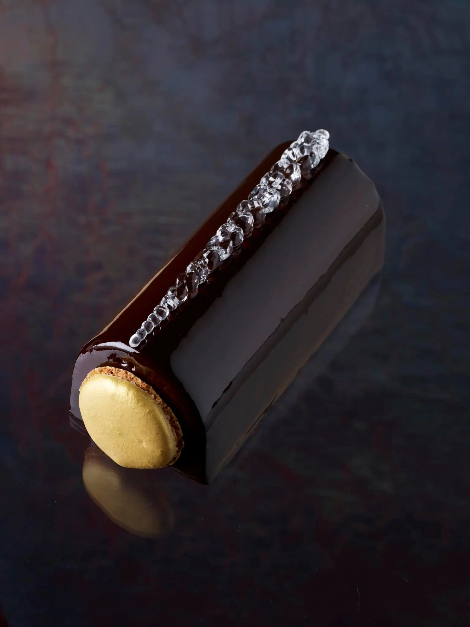 Bûche de Noël au chocolat glacé et macarons