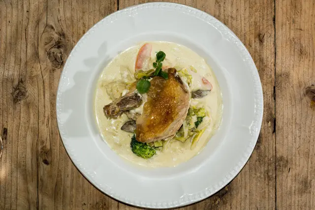 Blanc de pintade avec sauce à la moutarde