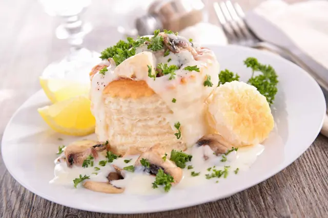 Recette de feuilleté au poulet sauce béchamel et champignons