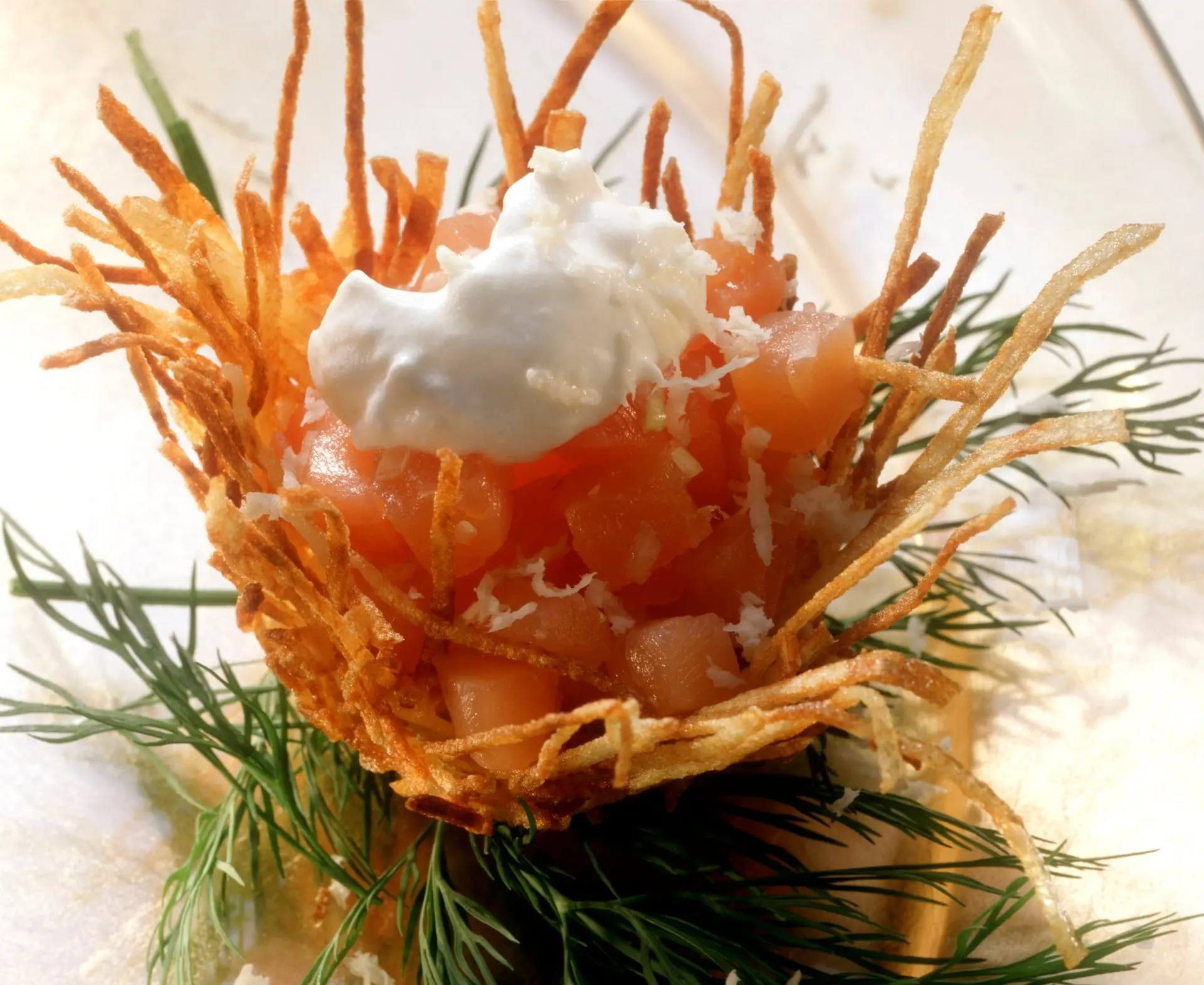 Nid croustillant de pommes de terre, tartare de saumon fumé et crème fraîche