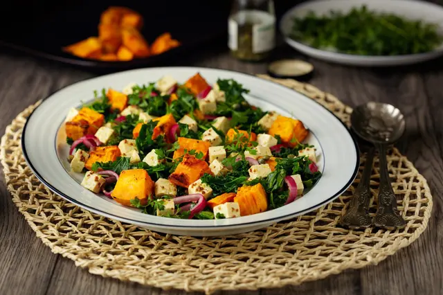 Patate douce rôtie au chou frisé et au cresson avec tofu en dés