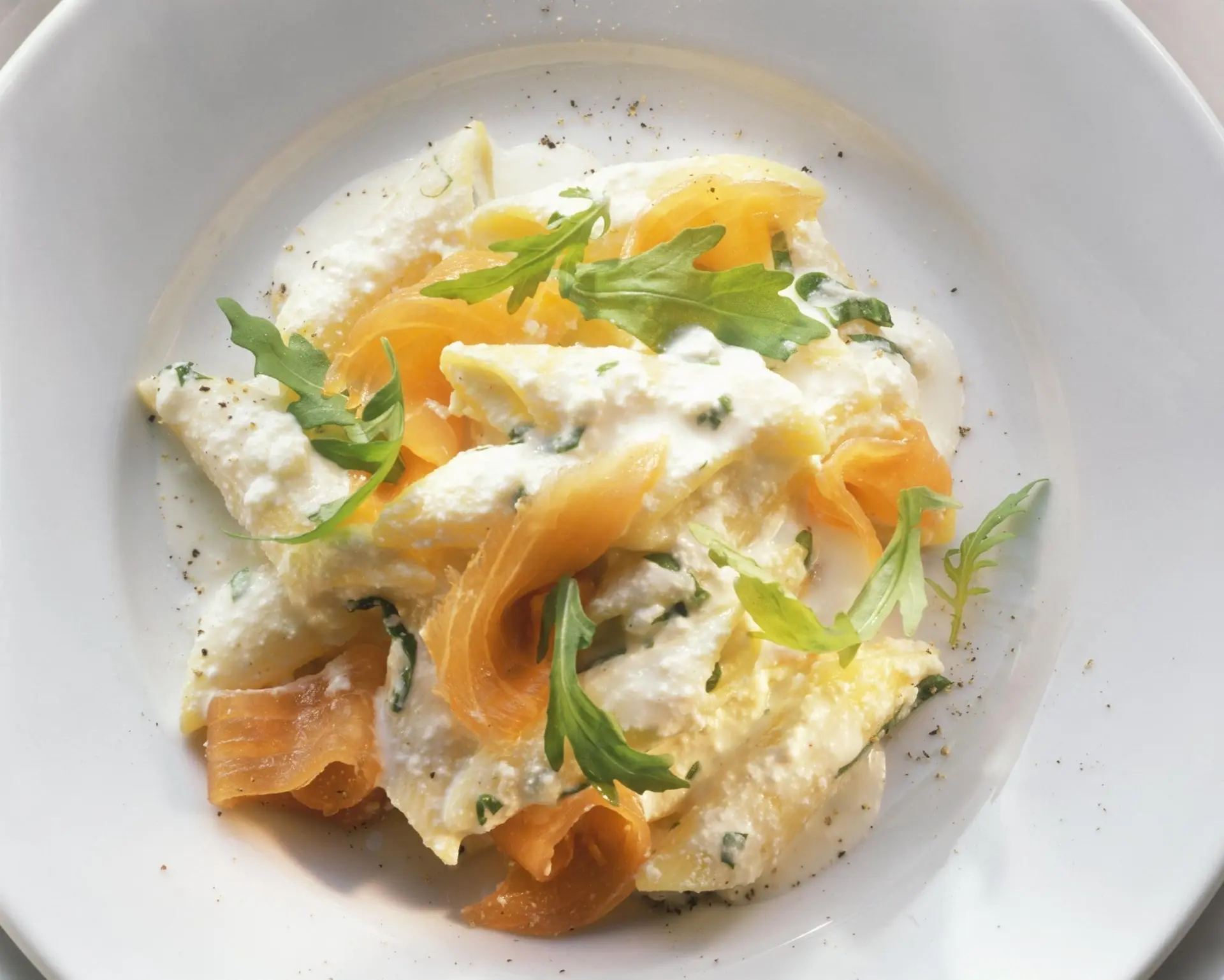 Penne à la ricotta, roquette et saumon fumé