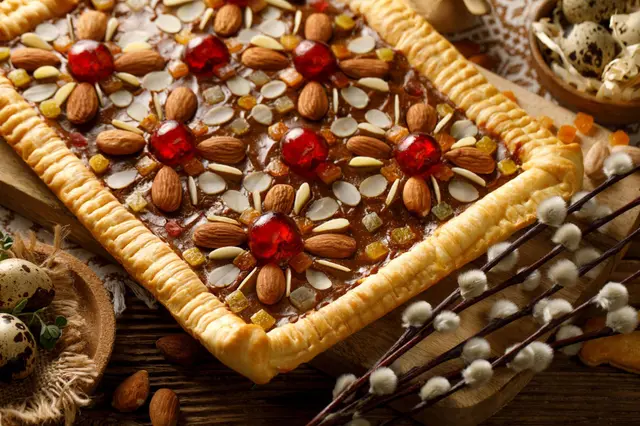Mazurek, gâteau de Pâques polonais traditionnel aux fruits secs