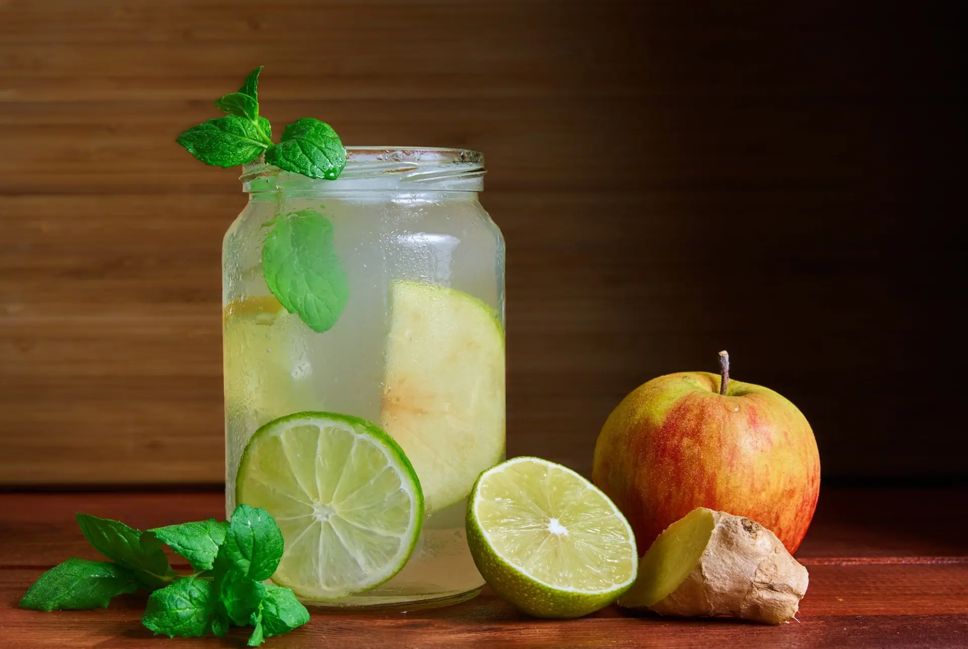 Switchel traditionnel au gingembre, pomme et citron vert