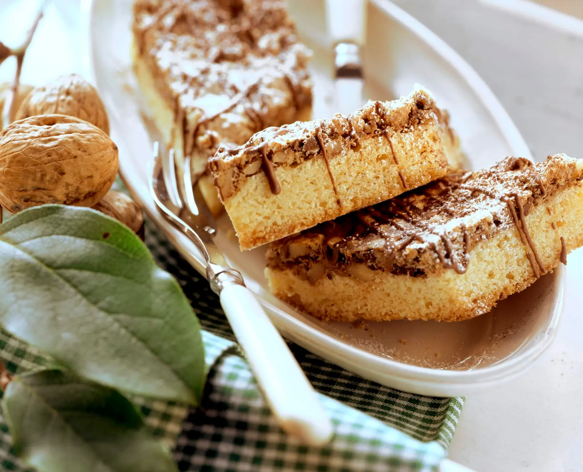 Gâteau aux noix nappé de chocolat