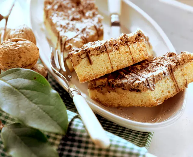 Gâteau aux noix nappé de chocolat