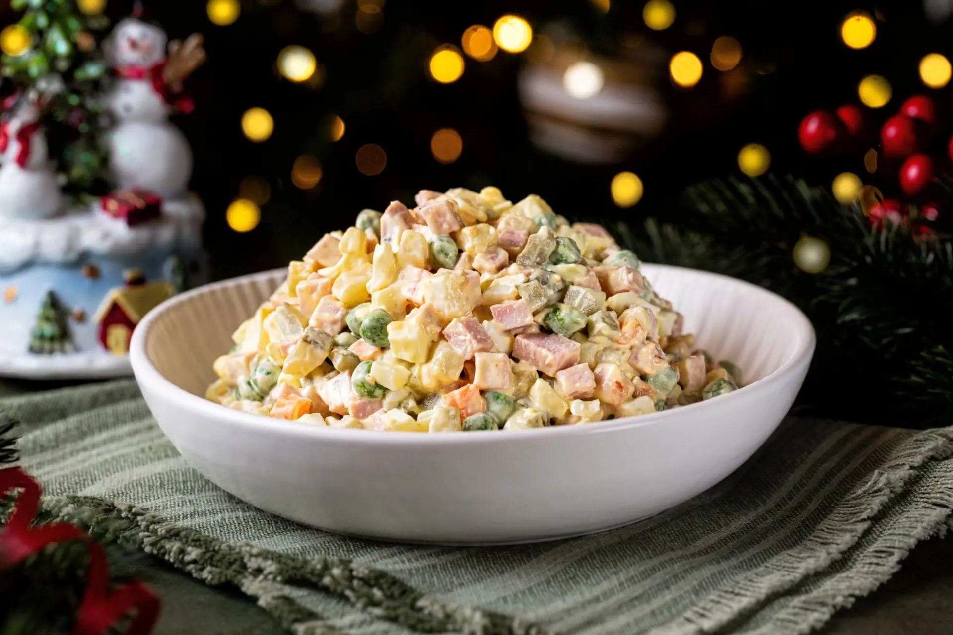Salade russe (légumes, mayonnaise, petits pois, mortadelle et œufs)
