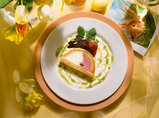Gâteau pyramide glacé sur sauce aux fruits