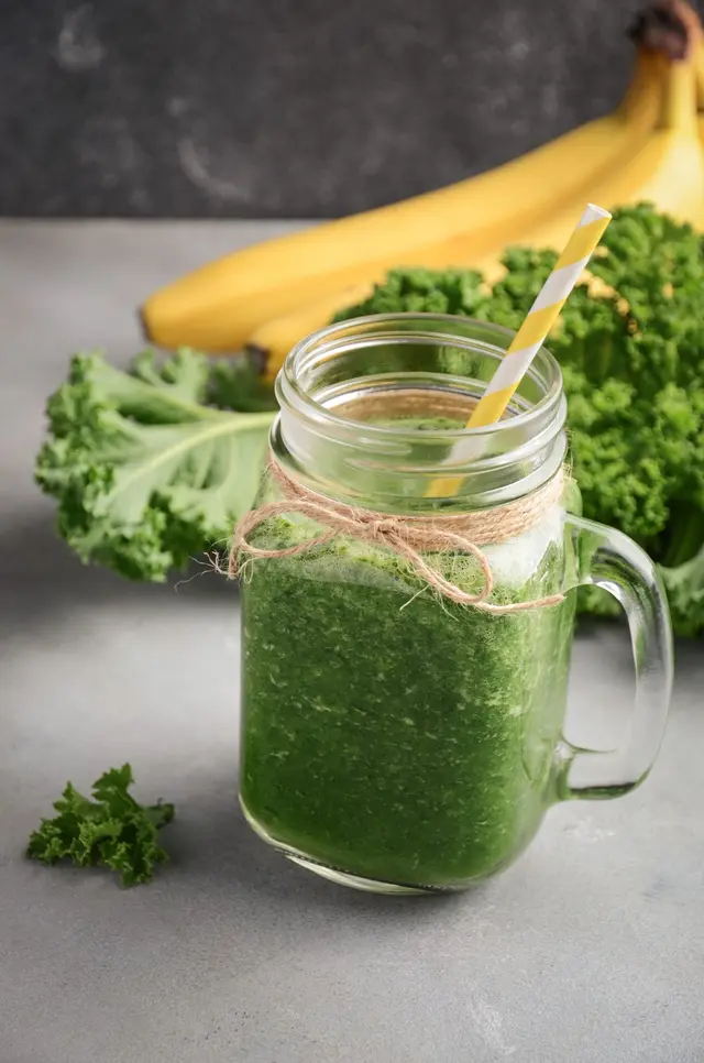 Smoothie vert frais avec chou frisé et banane