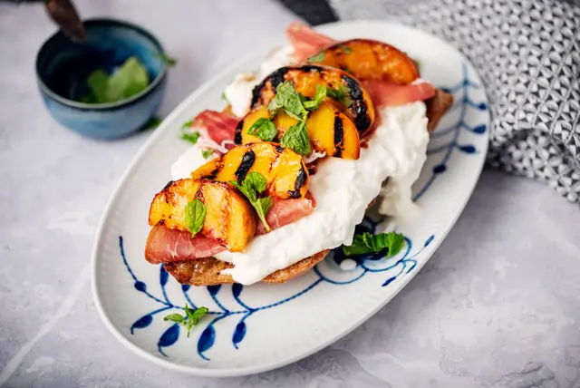 Bruschetta aux pêches grillées, burrata et prosciutto