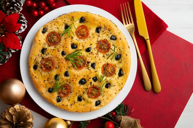 Focaccia italienne aux olives noires et tomates cerises