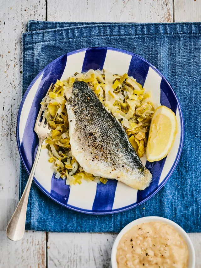 Filet de bar au beurre citronné sur un lit de poireaux
