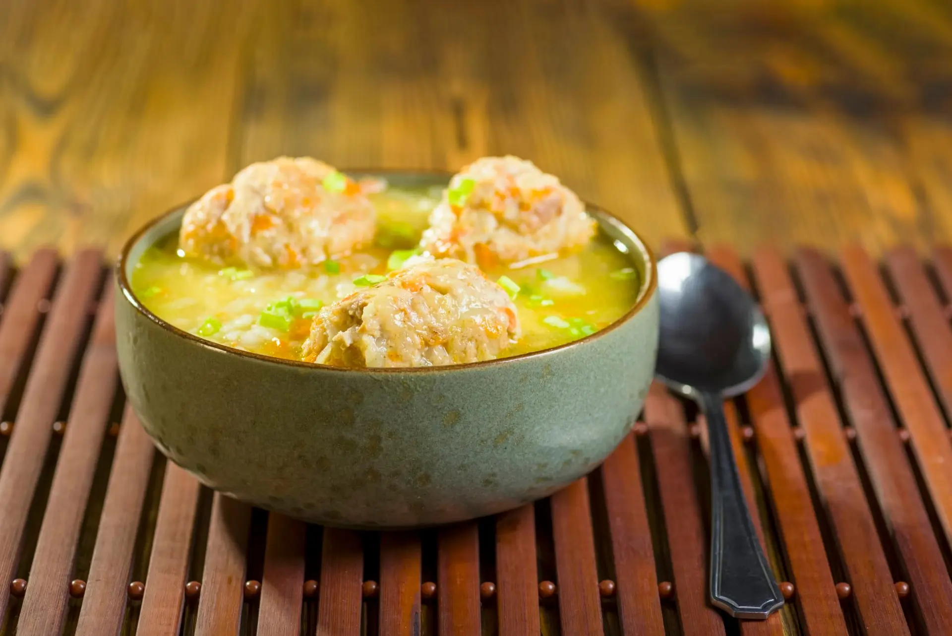 Soupe de légumes avec riz et boulettes de viande