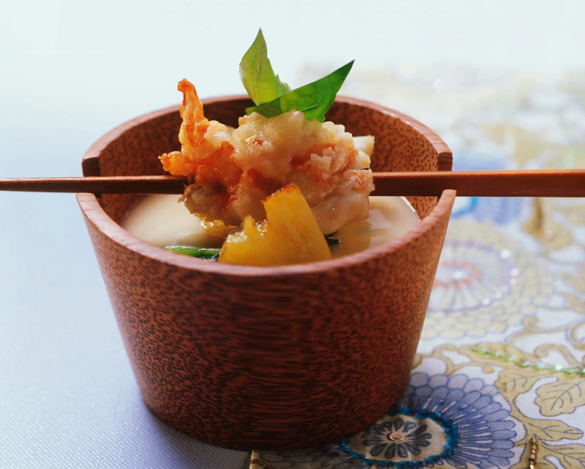 Langouste en tempura d'amandes sur soupe de polenta