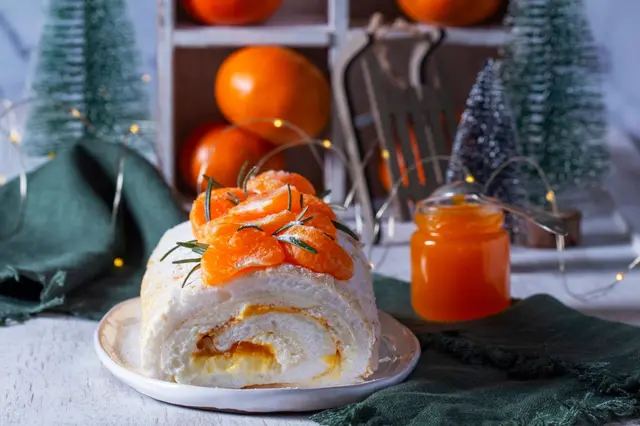 Rouleau de meringue au mascarpone et confiture de mandarine