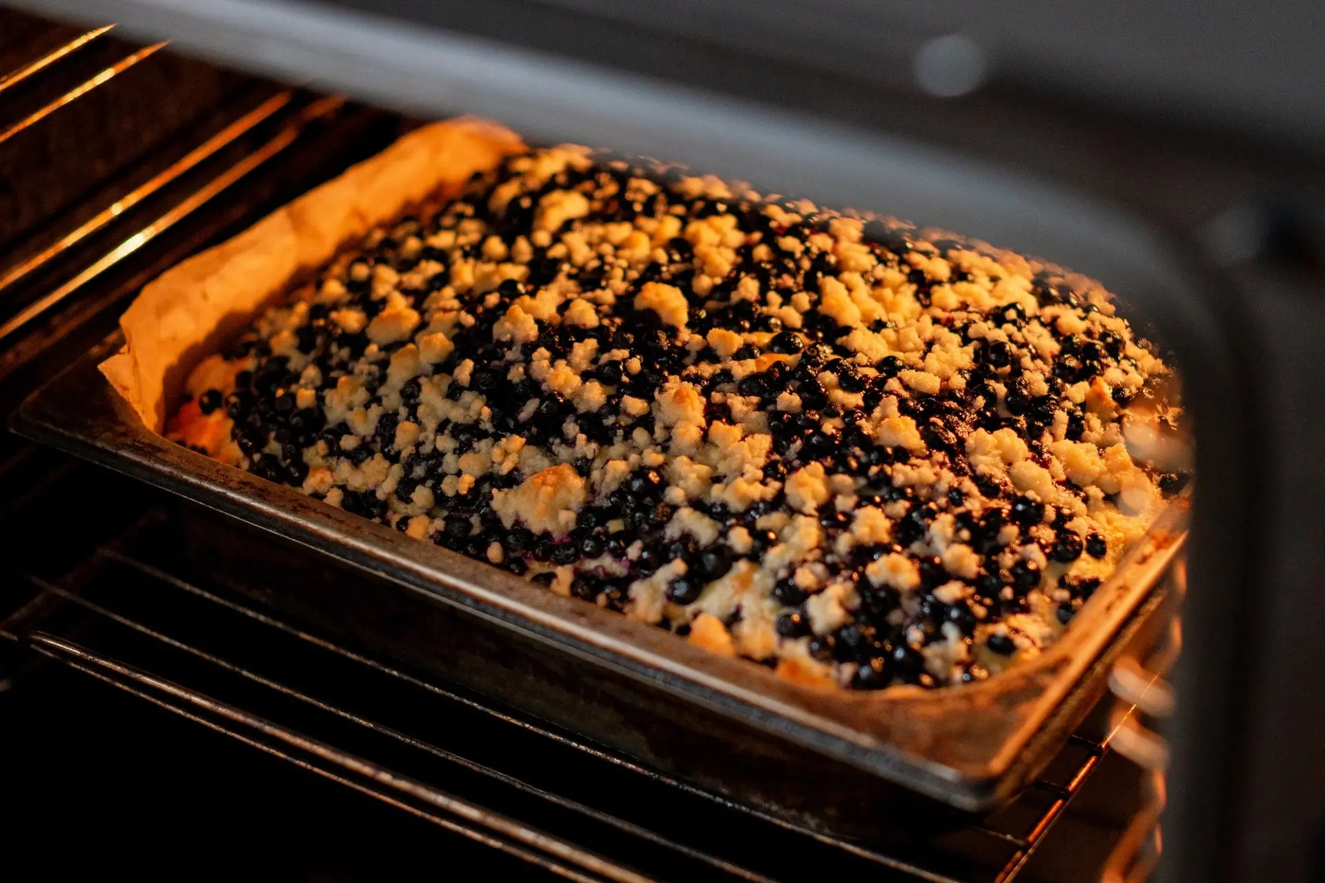 Gâteau aux myrtilles garni de crumble