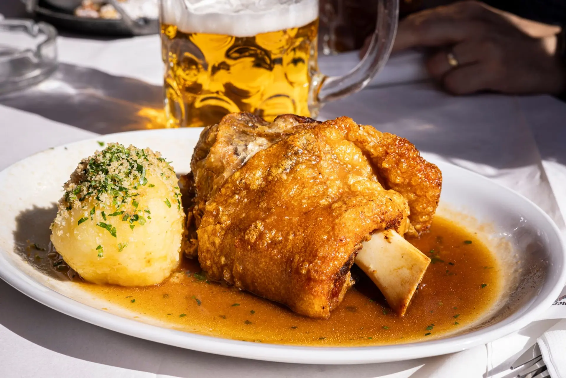 Jarret de porc croustillant avec boulette de pommes de terre
