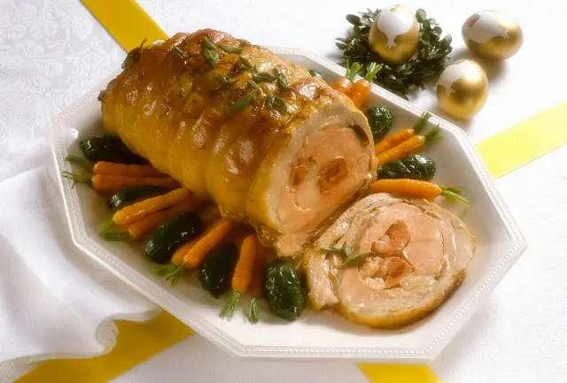 Rôti de veau avec rouleaux d'épinards cuits et carottes