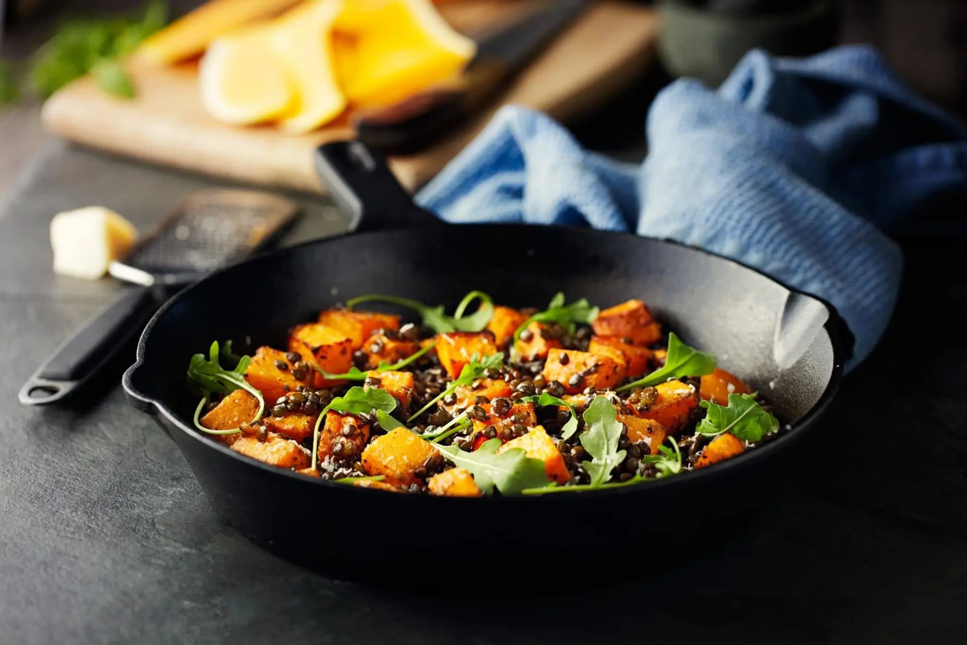 Courge musquée rôtie aux lentilles vertes et feuilles de roquette
