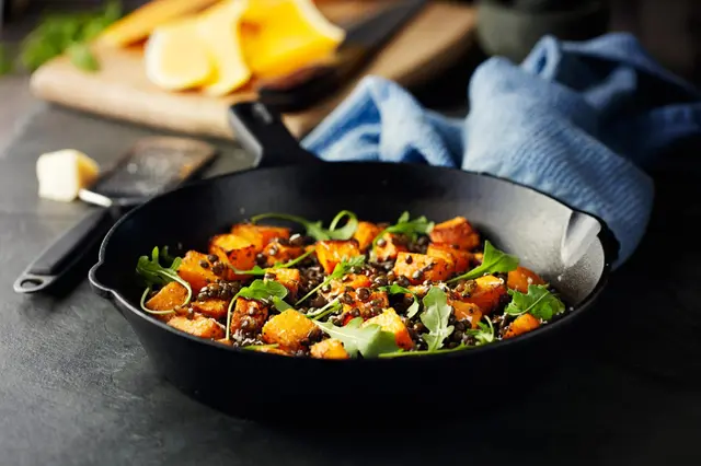 Courge musquée rôtie aux lentilles vertes et feuilles de roquette