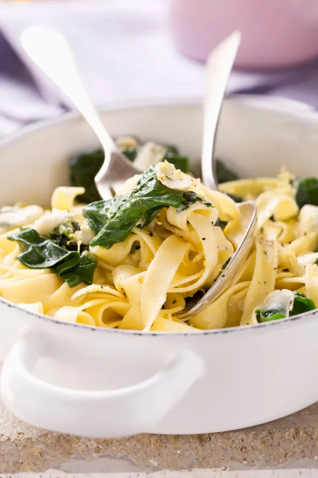 Tagliatelles aux épinards printaniers et au fromage