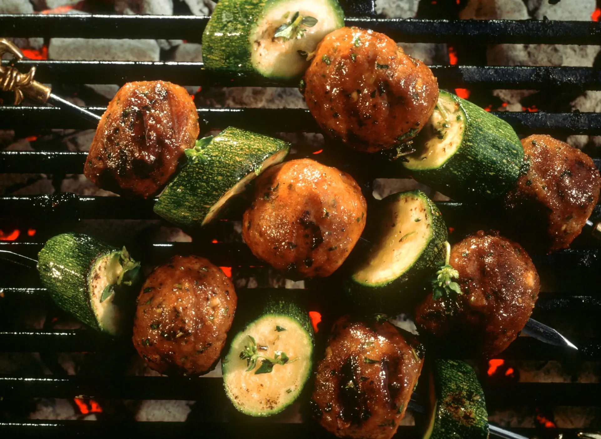 Brochettes de boulettes de viande et courgettes