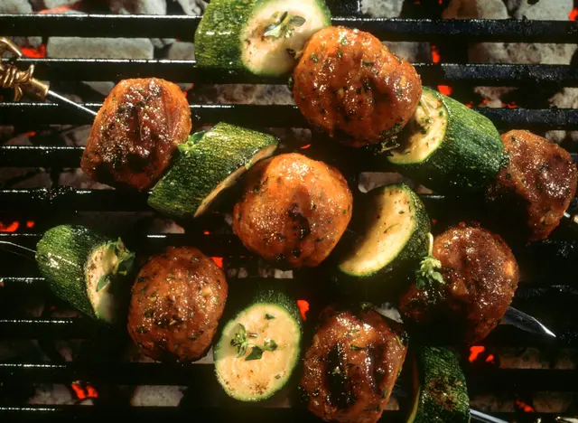 Brochettes de boulettes de viande et courgettes