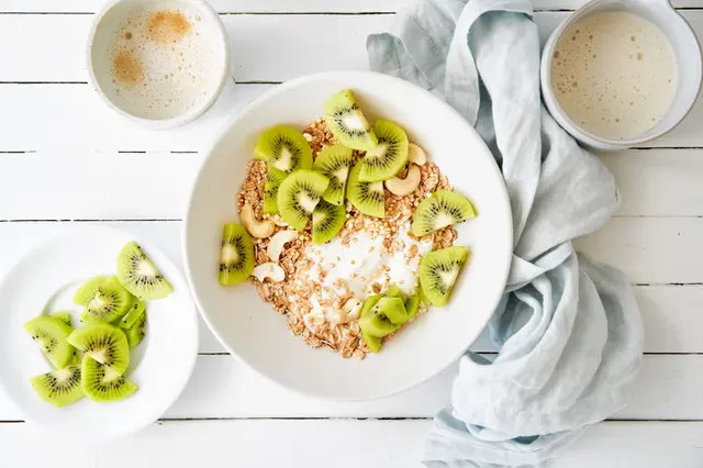 Muesli d’épeautre au kiwi et noix de cajou