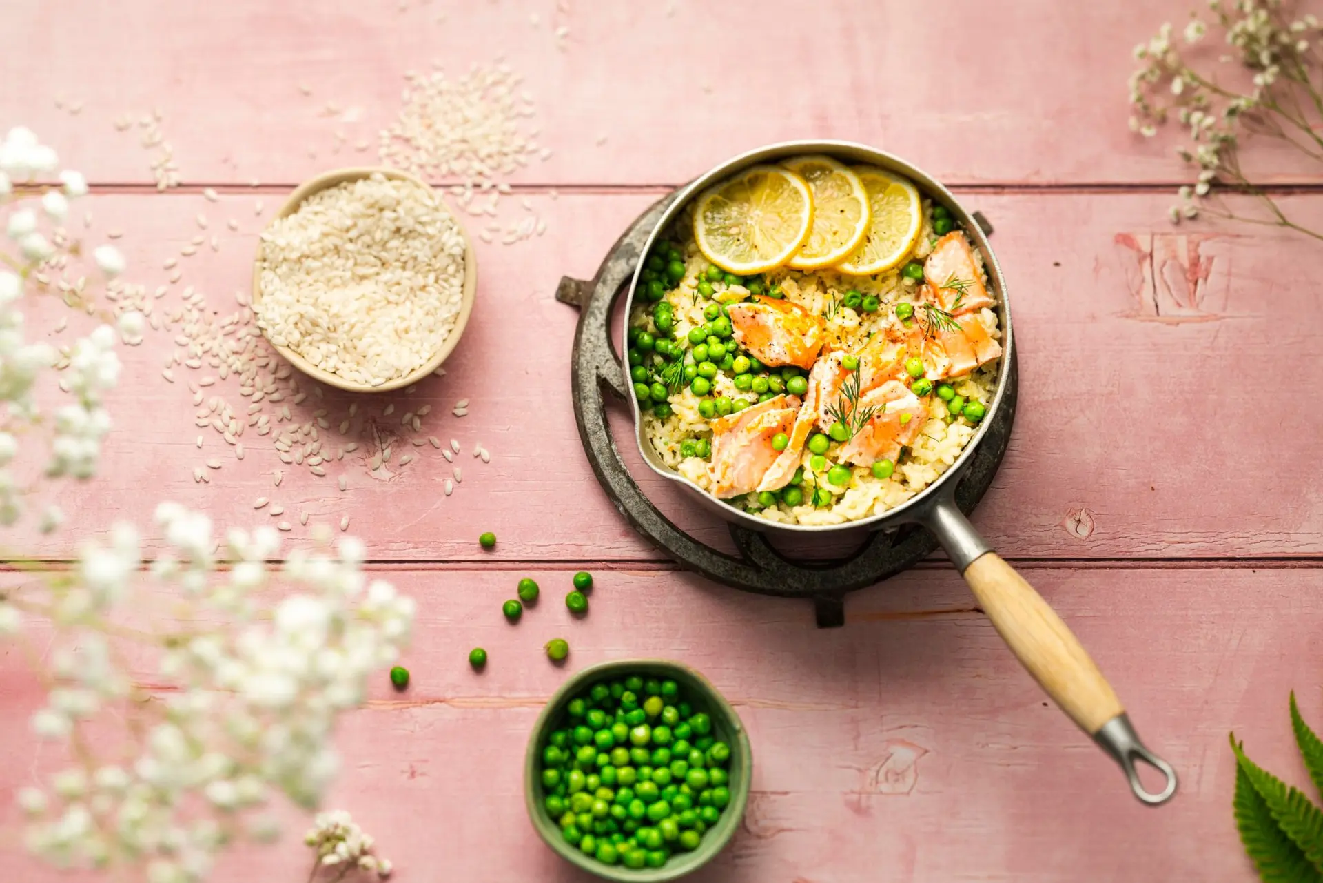 Risotto au saumon, petits pois et citron frais