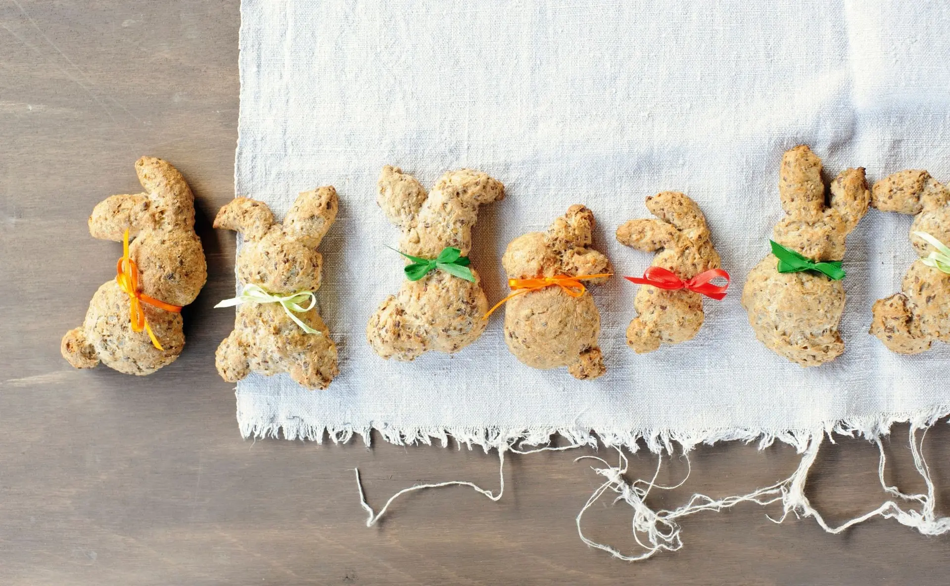 Lapins en pain croustillant à base de pâte d'épeautre, décorés de rubans pour Pâques