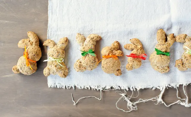 Lapins en pain croustillant à base de pâte d'épeautre, décorés de rubans pour Pâques